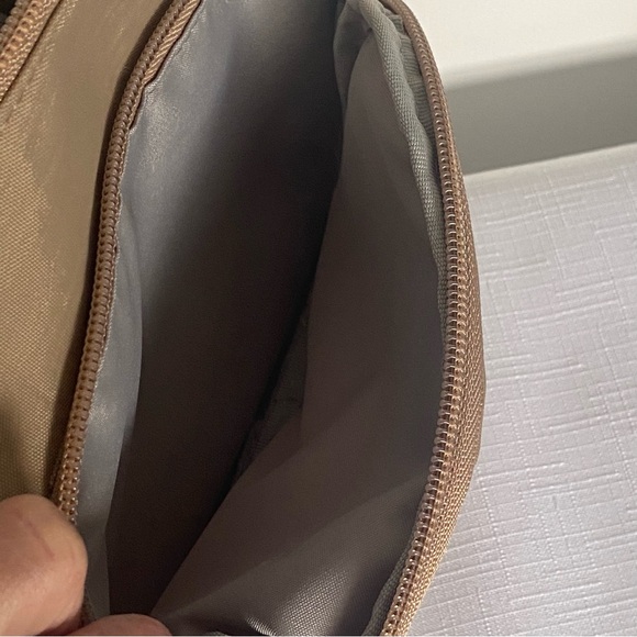 Baggalini Khaki Tan Minimalist Everyday/Travel Crossbody - Like New - Picture 10 of 11